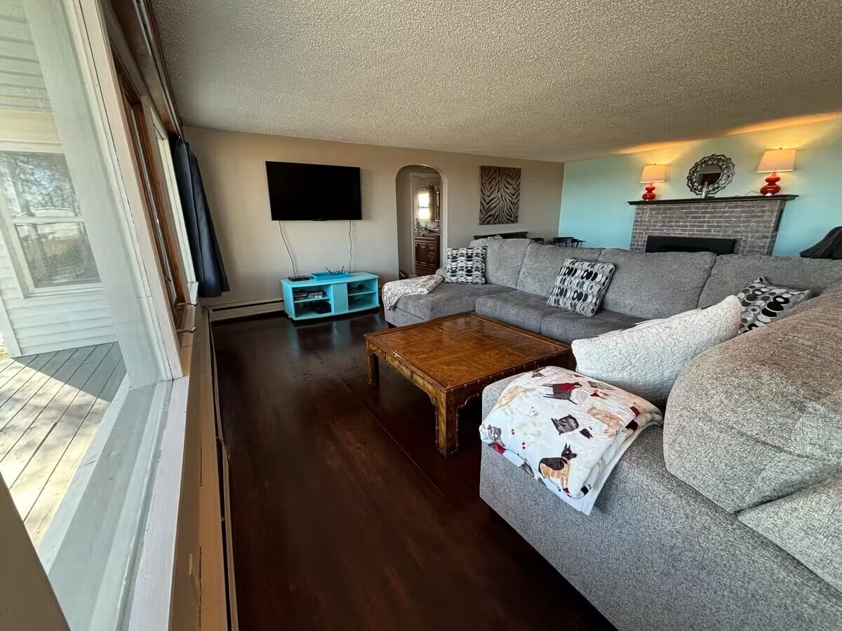 Spacious living room with fireplace